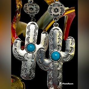 Cute southwestern 🌵 cactus earrings